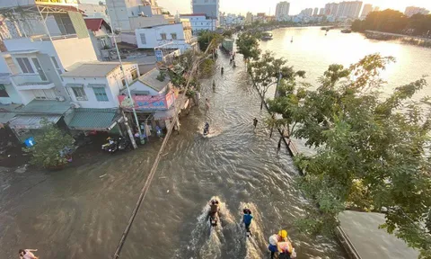 Triều cường đạt đỉnh, người dân TP.HCM vật vã lội "biển nước" về nhà